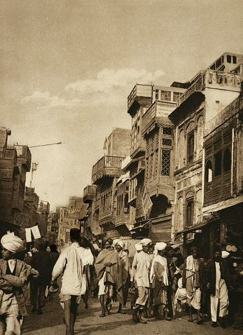 Busy streets of old Lahore Old Lahore, Pakistan Tourism, Pakistan Art, History Of Pakistan, Pakistan Travel, Busy Street, History Of India, Vintage India, Walled City