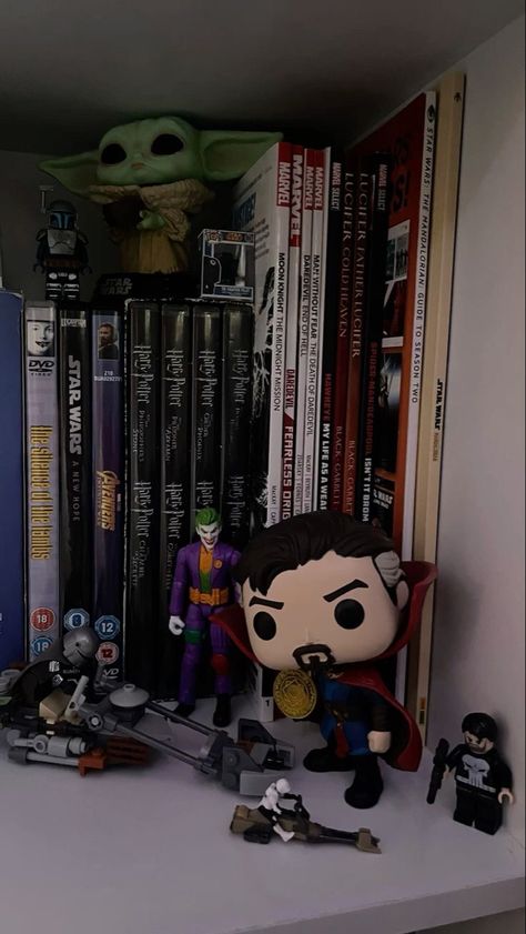 Arda Core, Nerd Room Aesthetic, Comic Shelf, Batman Bedroom Decor, Cluttercore Aesthetic, Comics Art Sketch, Dc Bedroom, Nerdy Room, Mario Bedroom