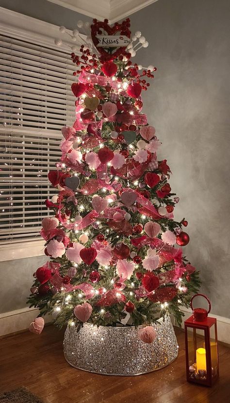 Unique Christmas Trees Themes, Christmas Prep, Christmas Dreaming, Red Christmas Tree, Christmas Tree Inspiration, Christmas Themes Decorations, Pink Trees, Christmas Inspo, Christmas Decorating