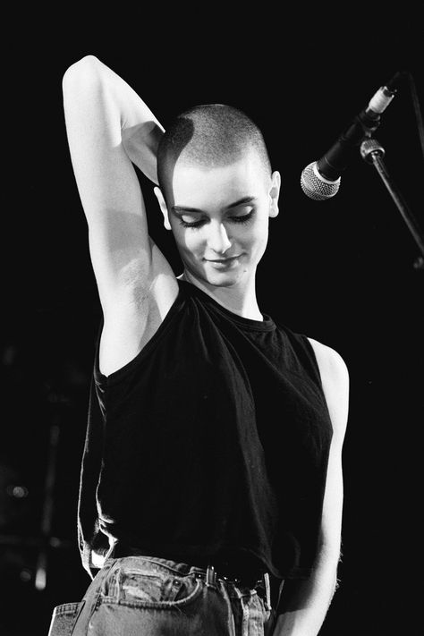 Sinéad O'Connor Victoria Tornegren, Buzz Cut Women, Shaving Your Head, Buzzed Hair, Shave My Head, Bald Girl, Bald Women, Shaved Head, Buzz Cut