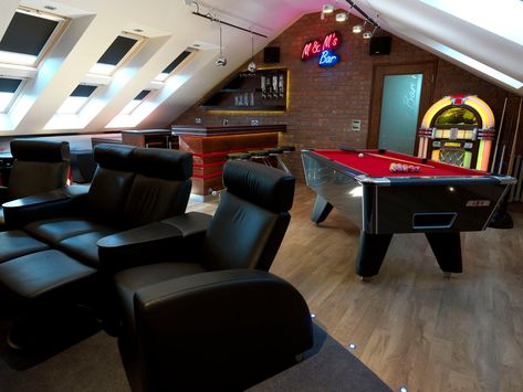 Loft cinema room by Mood Interiors Attic Pool Table Room, Mancave Loft Ideas, Loft Ideas Upstairs Media Room, Gaming Room Attic, Attic Den Ideas, Attic Game Room, Attic Design Ideas, Sala Cinema, Attic Shelves