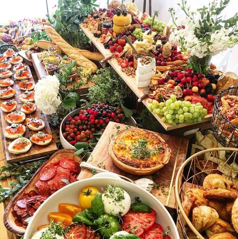 Mediterranean Party Food, Creative Wedding Food, Wedding Food Station Ideas, Table Grazing, Wedding Food Station, Food Station Ideas, Pasta Buffet, Wedding Buffet Table, Buffet Presentation