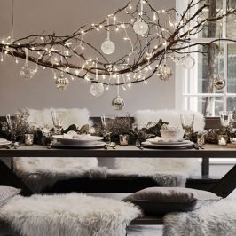 Brilliant ideas for natural and eco-friendly wedding decorations - UPCYCLIST Takken Decor, Branch Centerpieces, Tree Branch Decor, Christmas Branches, Winter Centerpieces, Christmas Tree Branches, Christmas Interiors, Eco Friendly Wedding, Christmas On A Budget