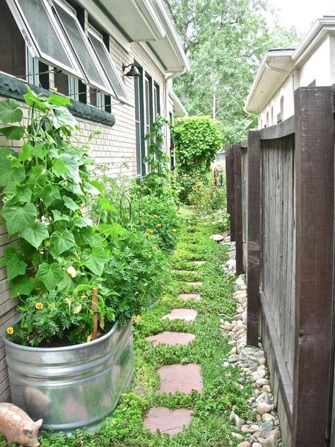 Our House Project - Tiny Urban Garden - Gardenista French Country Garden Decor, French Country Garden, Sloped Garden, Raised Garden Beds Diy, Side Garden, Backyard Garden Design, Side Yard, Flowers Wallpaper, Easy Garden