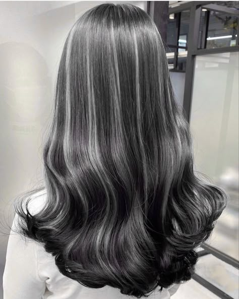 Black Hair With Grey Highlights, Dark Grey Hair, Fall Blonde Hair Color, Fall Blonde Hair, Grey Hair Dye, Hair Color Underneath, Hair Adviser, Hair Color Streaks, Dark Hair With Highlights