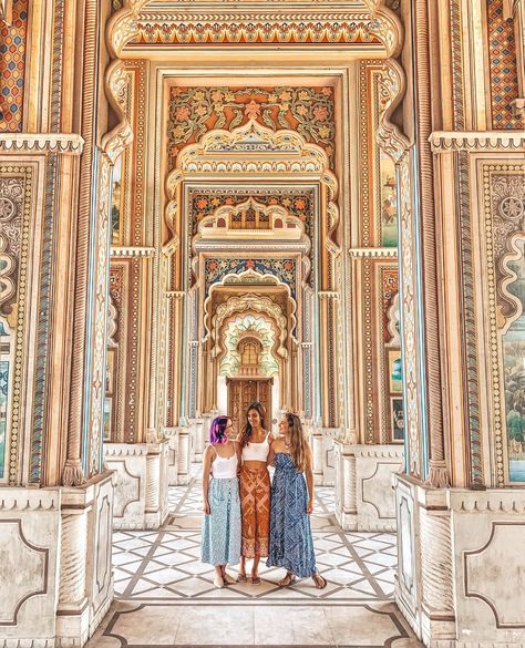 We Are Travel Girls Community on Instagram: “"The main thing I am missing at the moment, like many others, are my friends and family. I was lucky enough to go on many trips last year,…” Patrika Gate Jaipur, City Palace Jaipur, Jaipur Travel, Travel Instagram Ideas, Mysore Palace, India Travel Places, Temple Photography, Old Mansion, Book Flights