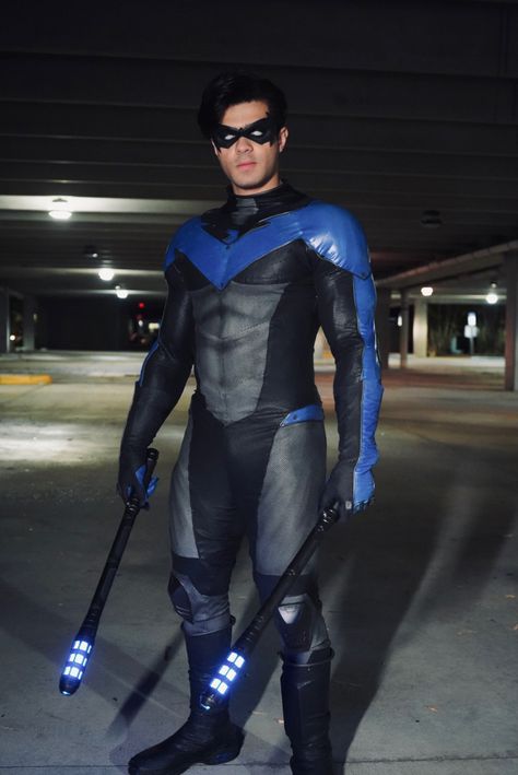 Night Wing Cosplay, Easy Guys Halloween Costumes, Mens Superhero Costumes, Nightwing Halloween Costume, Wonder Man Costume, Cosplay Ideas Men, Male Costume Ideas, Halloween Costumes Male, Nightwing Suit