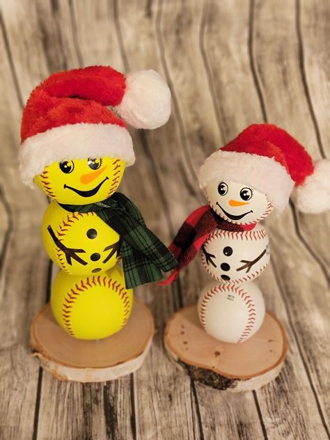 3 rawlings baseball's or softball's, mounted to a wooden base. Handmade hat and scarf of your choice. Baseball Snowman, Baseball Christmas Ornaments, Diy Schneemann, Snowman Crafts Diy, Baseball Christmas, Baseball Crafts, Handmade Christmas Crafts, Diy Snowman, Diy Jar Crafts