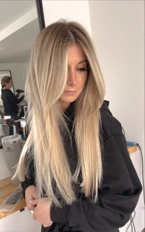 Soft Root Blonde, Straight Hair Money Piece, Blonde Hair With Brown Eyebrows, Blonde Dimensional Hair Balayage, Milky Blonde Balayage, Blond With Dark Roots, Root Stretch Hair Blonde, Side Braided Hairstyles, Blonde Hair With Brown Roots