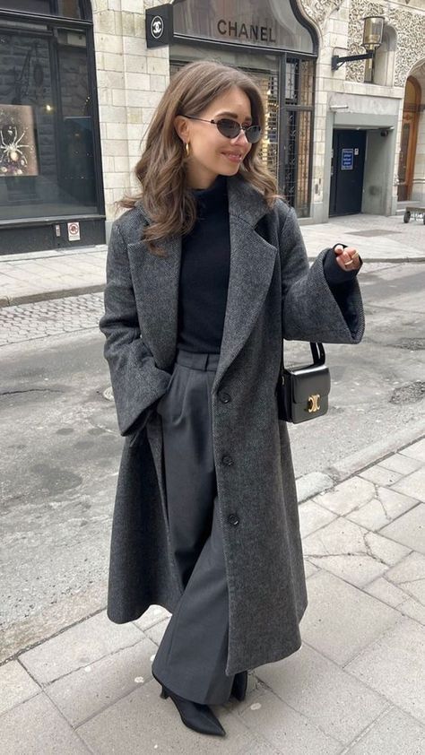 Modest Corporate Fashion, 2023 Corporate Fashion, Autumn Outfits Coat, Classy Guy Outfits, Winter Corporate Fashion, Parisian Style Winter Chic, Long Wool Coat Outfit, Winteroutfits Chic, Winter Fashion Outfits Classy