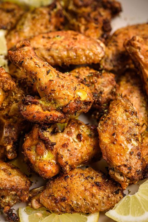 Bar Food Recipes, Greek Chicken Wings, Greek Food Gyros, Greek Wings, Christmas Stuffing, Oven Chicken Wings, Wings Recipe Baked, Wings Recipes, Perfect Roast Chicken