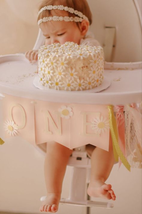 Boho Onederful Birthday, Daisy First Birthday Theme, Daisy Themed Party, Daisy Themed Birthday Party, Daisy Birthday Cake, Daisy First Birthday, New Home Decor Ideas, Rodjendanske Torte