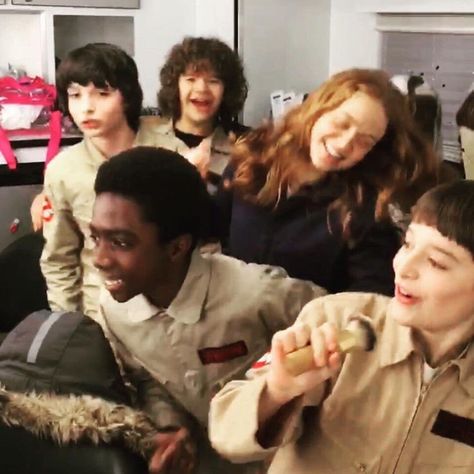 mel on Twitter: "STRANGER THINGS BTS PICS!! a 🧵 https://t.co/b0CKSiUwgW" / Twitter Behind The Scenes Stranger Things, Stranger Things Bts, 2019 Stranger Things, Lucas Max, Stranger Things Halloween, Scene Aesthetic, Stranger Things Kids, Stranger Things 3, Stranger Things Actors