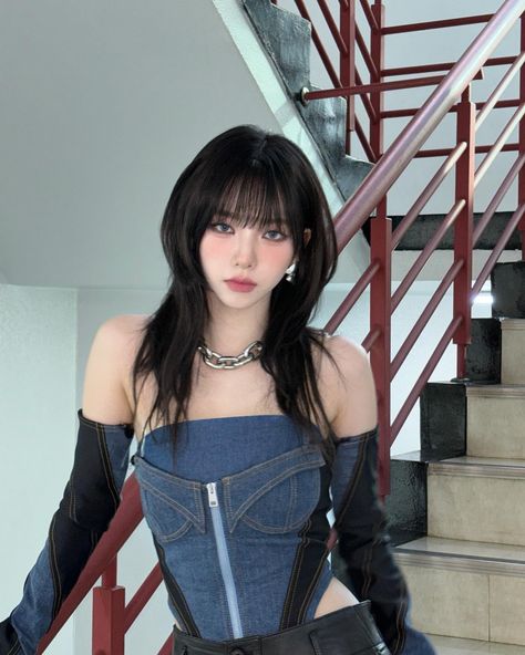 karina’s wife on X: "GUYS KARINA WITH THE WOLF CUT https://t.co/DrmRpACMlO" / X Mode Kpop, Korean Hairstyle, Kpop Girl Groups, Instagram Update, Live Action, Lany, Korean Girl, Cortes De Cabello Corto, Hair Inspo