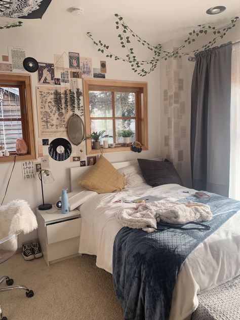 Clean Indie Room Aesthetic, 90 Bedroom Ideas, Medium Sized Bedroom Ideas Aesthetic, Small Messy Bedroom, Boho Music Bedroom, Bedroom Asthetics Indie, Normcore Room, Messy Bedroom Ideas, Messy Room Ideas