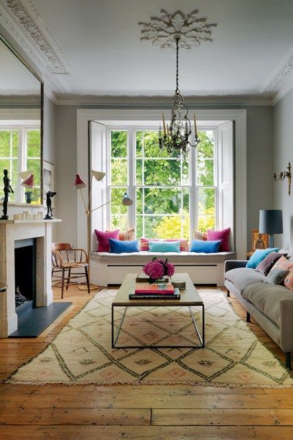 Window seat + ceiling cornice Victorian Terrace Living Room, Window Seat Living Room, Victorian House Colors, Rooms Decoration, Terrace Living Room, Bay Window Seat, Window Seat Design, Victorian Living Room, Design Del Prodotto