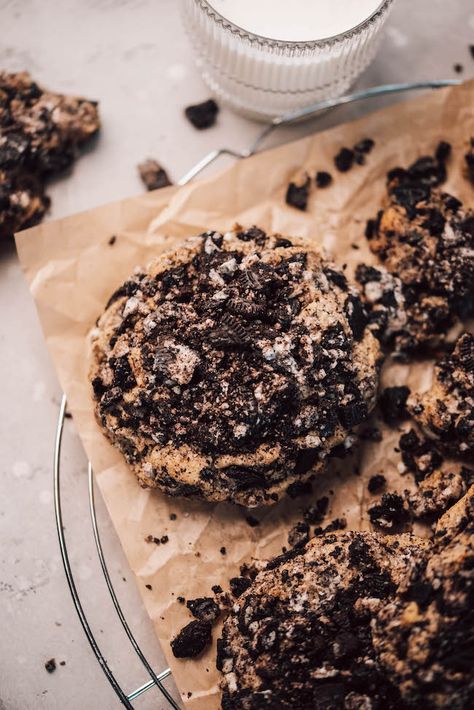 Double Chocolate Oreo Cookies, Bakery Style Cookie Recipes, Mini Baked Goods, Vanilla Bean Cookies, Bakery Style Cookies, Bean Cookies, Cookies And Cream Cookies, Giant Cookies, Stuffed Cookies