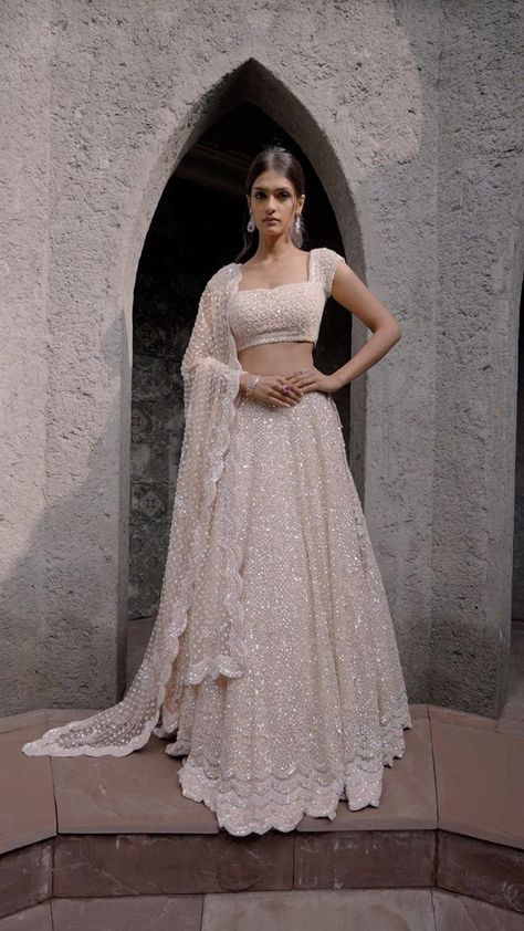 Minimalist Lehenga Designs, Chicken Kaari Lehengas, Desi Reception Outfit, Indian Inspired Wedding Dress, Modern Indian Wedding Dress, Indian Engagement Outfits, Elegant Bridal Lehenga, Engagement Outfits For Bride, White Indian Wedding Dress