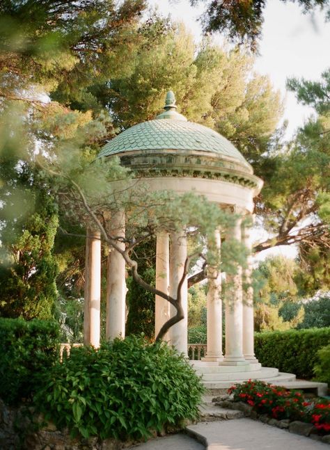 A beautiful gazebo.  Read More: https://www.stylemepretty.com/vault/image/6794850 Villa Ephrussi, Greek Garden, Riviera Wedding, French Riviera Wedding, Tattoo Plant, Royal Garden, France Wedding, Interior Modern, French Riviera