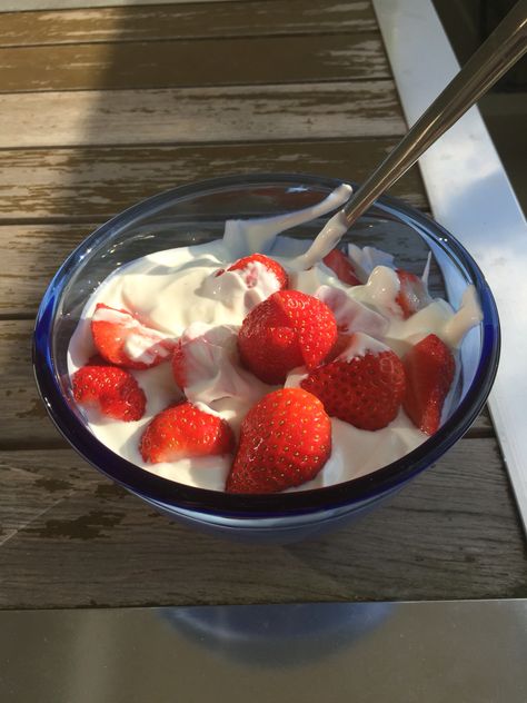 Yogurt With Strawberries, Strawberry And Yogurt, Aesthetic Yogurt, Strawberry Yogurt Aesthetic, Breakfast Aesthetic Yogurt, Food Calories List, Healthy Yogurt, Strawberry Yogurt, Low Cal Recipes