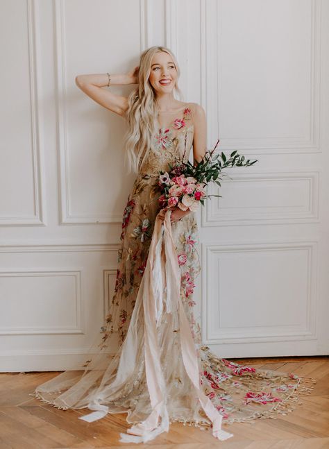 Floral Wedding Dress With Bouquet, Gold Lace Wedding Dress, Claire Pettibone Wedding Dress, Event Attire, Multicolor Wedding, Moda Floral, Claire Pettibone, Floral Wedding Dress, La Wedding