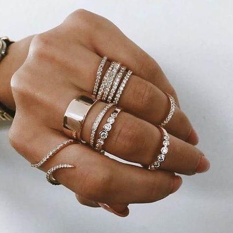 Tomboy Jewelry, Finger Aesthetic, Jewelry Poster, Diy Jewelry To Sell, Jewelry Editorial, Body Chains, Fashion Chanel, Tiffany Jewelry, Chanel Jewelry