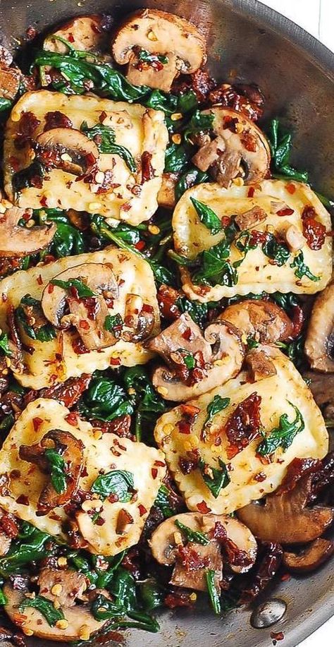 Mushroom and Spinach Ravioli with Sun-Dried Tomatoes. Spinach Mushroom Ravioli, Ravioli With Mushrooms, Italian Pasta Dinner, Ravioli With Spinach, Meatless Pasta, Mushrooms And Spinach, Spinach Ravioli, Mushroom Ravioli, Spinach Tortellini