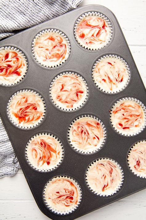 Strawberry Swirl Cupcakes, Mini Cheesecakes Strawberry, Mini Strawberry Cheesecake Recipes, Cupcakes Cheesecake, Strawberry Cheesecake Cupcakes, Cheesecake Cupcakes Recipe, Strawberry Swirl Cheesecake, Biscotti Cheesecake, Mini Strawberry Cheesecake