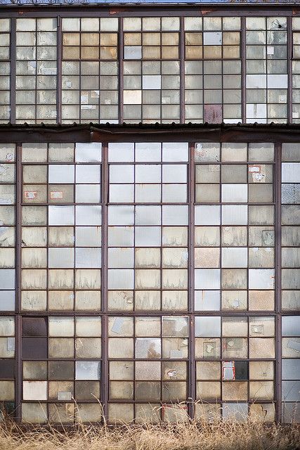 industrial windows rank as one of my absolute favorite architectural elements. Cafe Industrial, Fasad Design, Industri Modern, Industrial Windows, Magic Places, Bar Metal, Steel Windows, Industrial Architecture, Industrial House