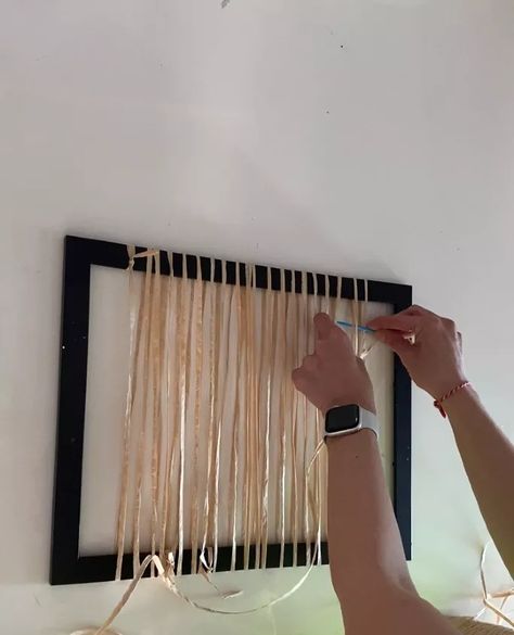 How To Weave Raffia, Raffia Paper Ribbon Crafts, Weaving With Raffia, Raffia Wall Decor, Raffia Weaving, Woven Wall Hanging Diy, Paper Ribbon Crafts, Mat Weaving, Raffia Placemat