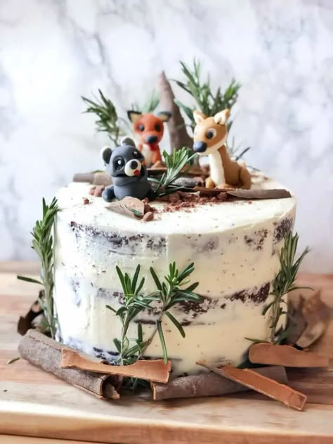 Woodland Baby Shower: How To Guide - Darling celebrations Woodland Shower Cake, Woodland Birthday Cake, Jul Kaka, Animals Cake, Teen Cakes, Animal Birthday Cakes, Woodland Baby Shower Decorations, Woodland Cake, Forest Birthday