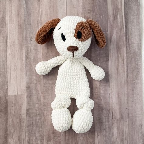 This is a free crochet snuggler pattern of the cuddly classic puppy! Half stuffed animal, half blanket but twice the fun! This crochet dog lovey would be a great crocheted nursery gift! Embroidered eyes and blanket yarn make it more baby friendly. The Friendly Red Fox Crochet Patterns, Best Crochet Projects To Sell, Crochet Dog Lovey Pattern, Amigurumi Lovey Free Pattern, Free Crochet Snuggler Pattern, Free Lovey Crochet Pattern, Crochet Stuffy Free Pattern, Crochet Baby Snuggler, Crochet Snuggler Free Patterns