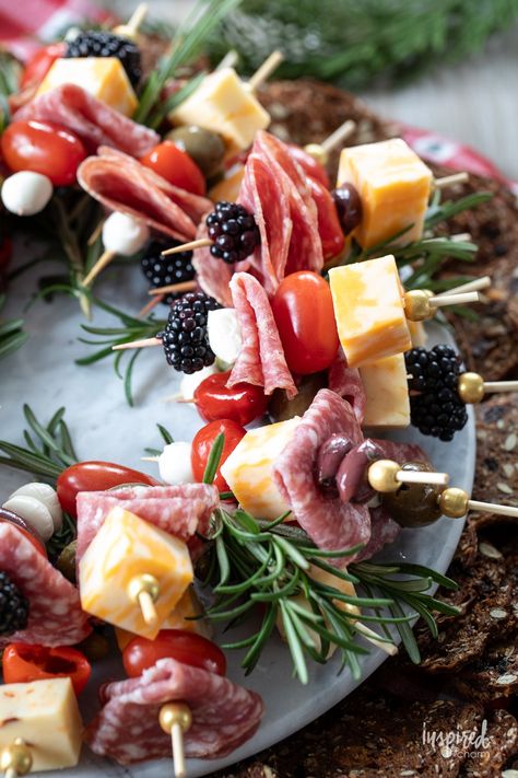 Looking for a holiday appetizer that doubles as a table centerpiece? Try this antipasto skewer wreath for a festive and flavorful start to your celebration. With a mix of cheeses, cured meat, and fresh veggies, it's a merry and bright addition to any holiday celebration. Antipasto Skewer, Wreath Appetizer, Easy Turkey Recipes Thanksgiving, Easy Thanksgiving Turkey, Christmas Spread, Christmas Appetizers Easy, Dip Recipes Appetizers, Antipasto Skewers, Holiday Hosting