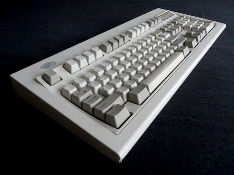 Why I use a 20-year-old IBM Model M keyboard | Ars Technica Ibm Keyboard, M Keyboard, Old Keyboard, Pc Builds, Study Aesthetic, Mechanical Keyboards, Old Computers, Couples Goals, Mechanical Keyboard