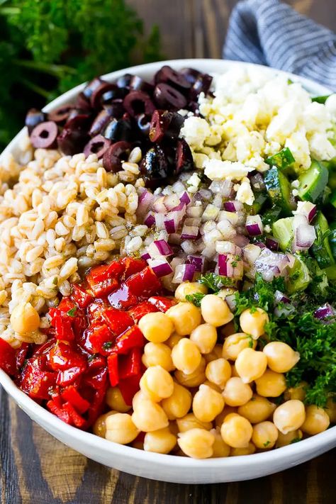 Farro Salad Recipe | Healthy Salad #salad #healthy #cleaneating #farro #dinner #dinneratthezoo Farro Salad Recipes, Farro Recipes, Dairy Free Salads, Herb Dressing, Feta Salad Recipe, Salad With Feta, Salad Salad, Easy Mediterranean Diet Recipes, Farro Salad