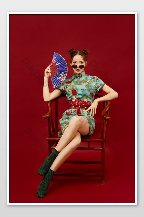 Modeling Poses, Mode Editorials, Shotting Photo, Photographie Portrait Inspiration, Human Poses Reference, Foto Poses, Style Sunglasses, Mode Kpop, Figure Poses