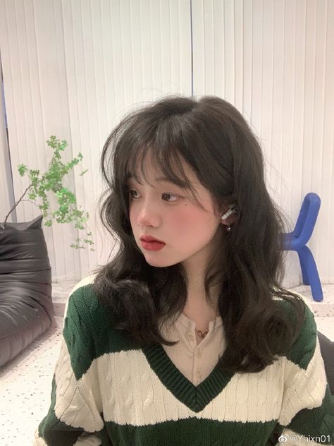 Kpop Medium Hair, Asian Hair Perm Medium Lengths, Asian Curly Hair, Curly Asian Hair, Cabelo Ombre Hair, Hair Style Korea, Instagram Hairstyles, Medium Length Haircut, Haircuts For Medium Hair