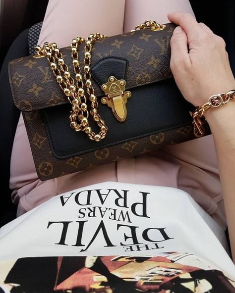 #louisvuitton Leather Monogram, Lv Pochette, Devil Wears Prada, Crossbody Handbags, Luxury Purses, Lv Handbags, Dior Handbags, Chic Bags, Bvlgari Bags