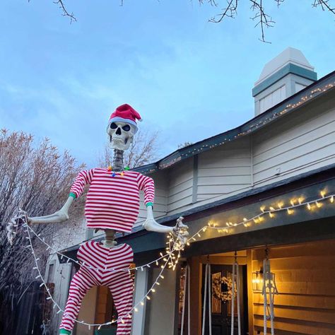 51+ Funny Skeleton Poses For 12 Feet Tall Halloween Decor - PinkPopDesign 12 Foot Skelly Ideas, Big Skeleton Halloween Decor, Giant Skeleton Halloween Decor Ideas, Giant Skeleton Decoration Ideas, Big Yard Halloween Decorations, 12 Ft Skeleton Decor, Home Depot 12 Foot Skeleton Ideas, Tall Skeleton Decoration, 12 Ft Skelly Ideas