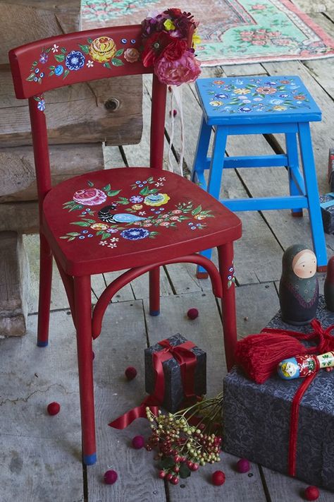 Découvrez notre tutoriel pour customiser une chaise avec des fleurs peintes inspirées des motifs folkloriques de la culture slave. Vintage Hand Painted Furniture, Mexican Art Painting, Cottage Style Furniture, Folk Decor, Painted Chair, Painted Cottage, Art And Craft Design, Deco Boheme, Painted Chairs