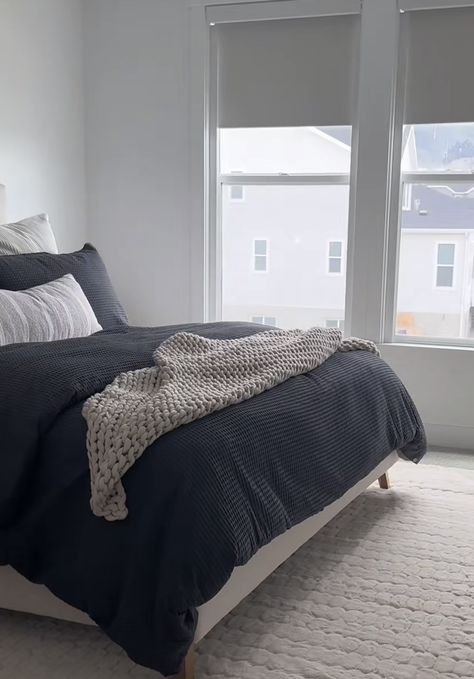 Simple Bedroom Ideas Black, Black Comforter Bedroom Aesthetic, Comforter For Black Bed Frame, Black Bedspread Room Ideas, Dark Sheets White Comforter, Simple Bedroom Ideas Minimalism, Black Comforter Bedroom Ideas, Black Bedding Aesthetic, Bed Comforter Ideas