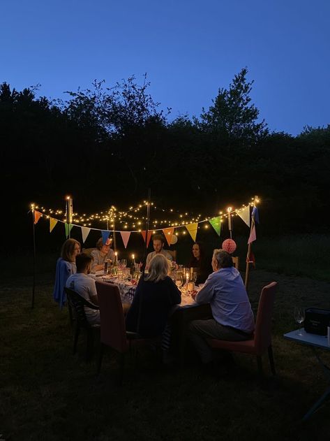 Family Parties Aesthetic, Dinner Food Vegetarian, Aesthetic Outdoor Birthday Party, Park Party Aesthetic, Outdoor Hosting Backyard Parties, Dinner Outside Aesthetic, Midsommar Party Aesthetic, 18th Birthday House Party Ideas, Midsommar Picnic