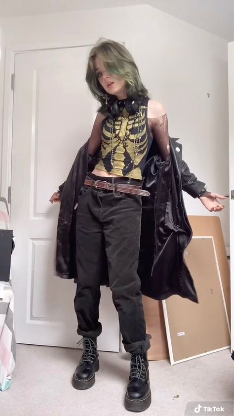 Alice In Wonderland Core Outfit, Nonbinary Goth Outfits, Alternative Fashion Masculine, Grunge Masc Outfits, Street Punk Fashion, Masc Goth Outfits, Crowcore Fashion, Alt Fashion Men, Crowcore Outfit