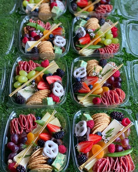 Personal Size Charcuterie Board Ideas, Charcuterie For One To Go, Lunchbox Charcuterie Board Ideas, Lunch Charcuterie Board To Go, Appetizer Box Ideas, Snack Boxes For Adults Party, Catered Box Lunch Ideas, To Go Charcuterie Board Ideas, Charcuterie Board Lunch Ideas