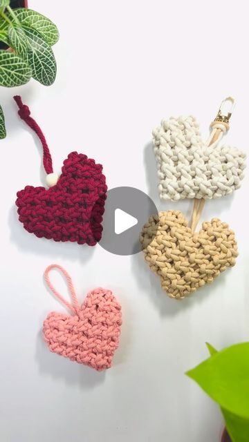 Macrame Heart Ornament, Macrame Hearts Diy, Macrame Keychain Pattern Free, Diy Keychain For Him, Keychain Diy Ideas, Diy Macrame Keychain Tutorials, Macrame Heart Tutorial, Keychain Crochet Ideas, Macrame Keychain Diy Tutorials