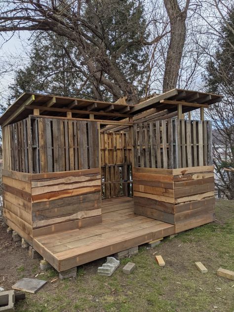 Dad Builds Son Nearly-Free Pallet Cabin Wood Pallet Cabin, Pallet Homes Houses, Pallet Fort Ideas, Pallet Shed Diy How To Build, Pallet House For Kids, Pallet Forts For Kids Diy, Diy Pallet Cabin, Pallet House Cabins, Pallet Outhouse