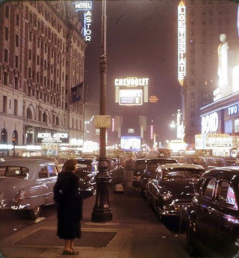 17 Incredible Color Photos Show Times Square-the Crossroads of the World in the 1950s 1950 Aesthetic, 1950s Aesthetic, Grand Central Terminal, Vintage New York, City Street, New York Public Library, City Aesthetic, Vintage Pictures, Street Scenes