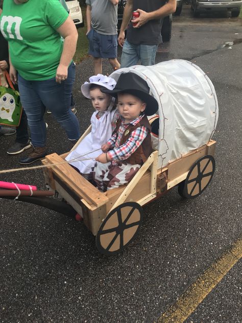 Wagon Halloween Costumes, Wagon Costume, Sibling Halloween Costumes, First Halloween Costumes, Twin Halloween, Themed Halloween Costumes, Halloween Infantil, Twin Halloween Costumes, Chicken Costumes