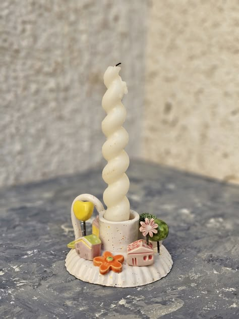 This beautiful handmade candle holder is designed to brighten up your home or any space you wish to use it in. If the positive energy emitted by candlelight brings you joy, then you've found the right product. Decorated with elements such as tiny houses, trees, and flowers,🕯️ it is entirely handmade and can be used in any room of your home. It's a wonderful alternative as a gift❌⭕️❌⭕️ Handmade Ceramic Gift Ideas, Candle Holders Clay, Clay Candleholder, Ceramic Candle Holders Ideas, Mini Clay Ideas, Polymer Clay Candle Holder, Clay Candle Holders Diy, Candle Holder Clay, Polymer Clay Candle