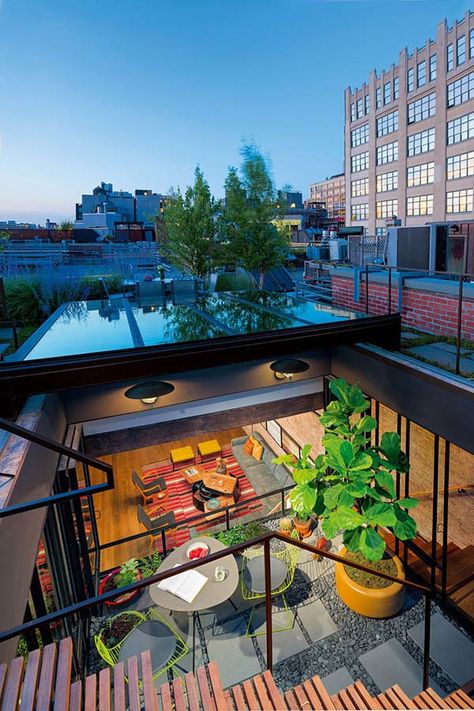 Old soap factory converted to tranquil Tribeca oasis by Andrew Franz Nyc Loft, Warehouse Loft, Converted Warehouse, Modern Appartement, Tribeca Loft, Warehouse Home, Loft Interiors, Patio Interior, Top Floor